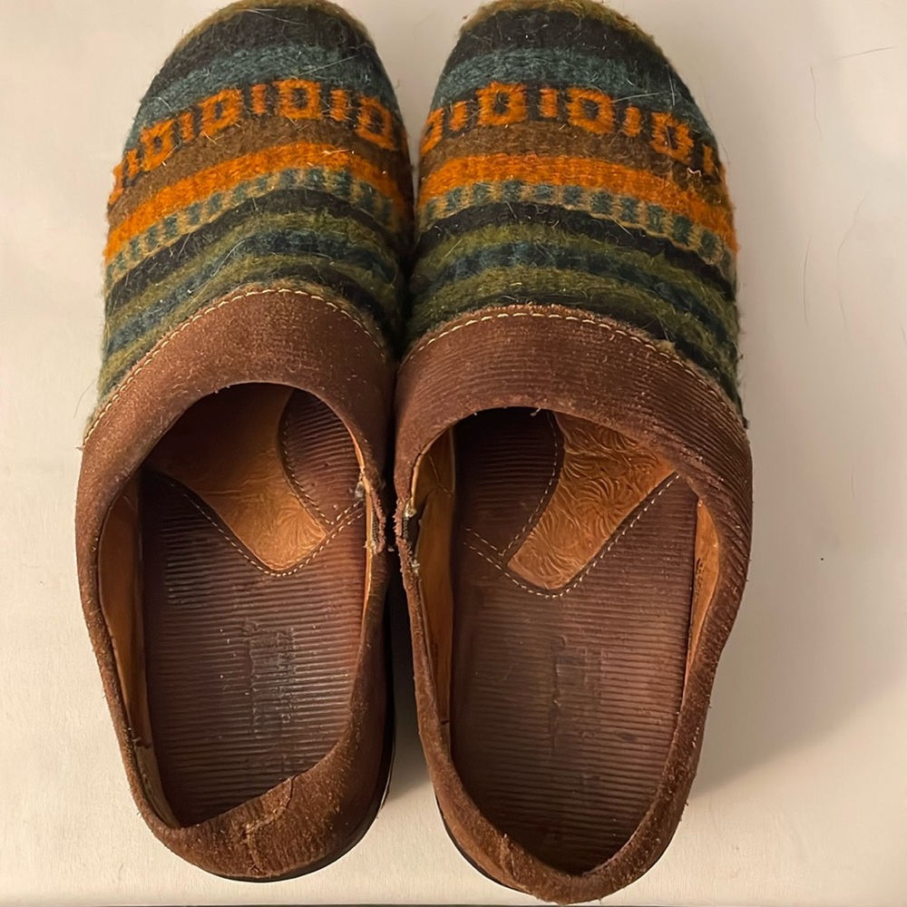 Born shoes, size 8, they run small, so if you’re a 7 & 1/2, they will fit you!